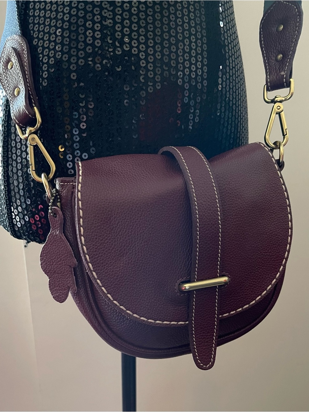 Roots  Leather Saddle Crossbody Bag in Deep Plum - Picture 4 of 14